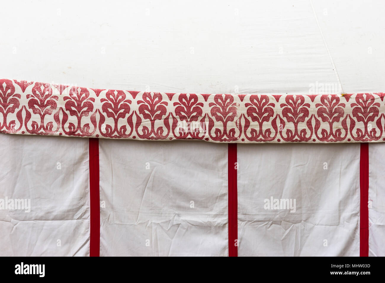 Détail d'une tente médiévale faite de toile et décorée d'un ornement de couleur rouge Banque D'Images