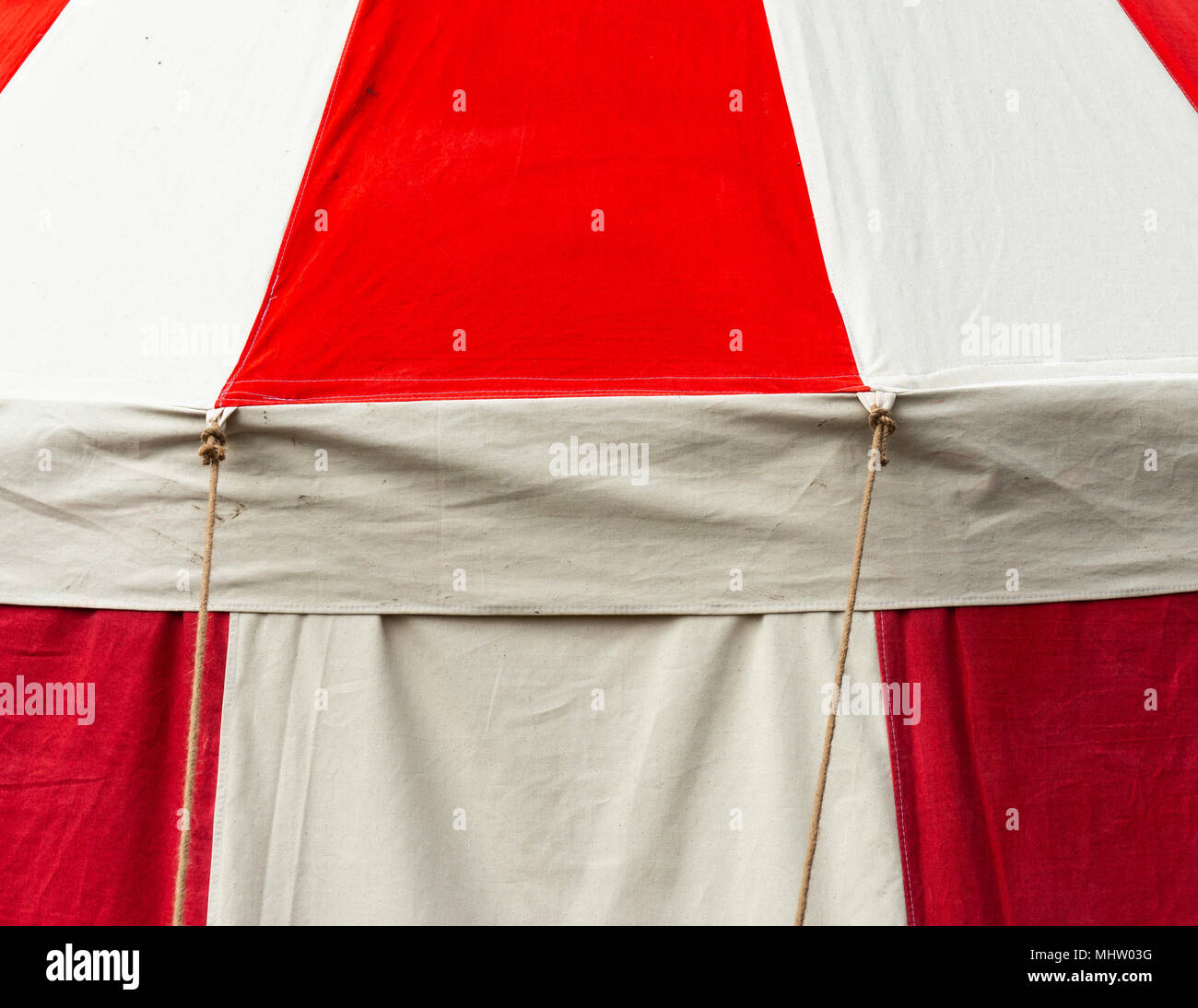 Détail d'une tente médiévale faite de toile et décoré avec des plaques rouges Banque D'Images
