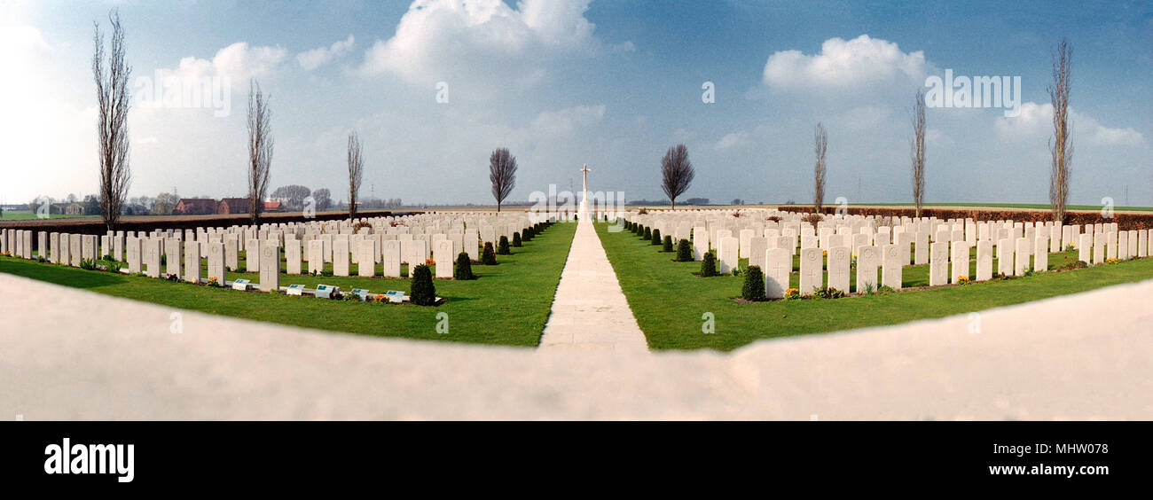 Vue panoramique sur un cimetière militaire de la première guerre mondiale à Ypres Banque D'Images