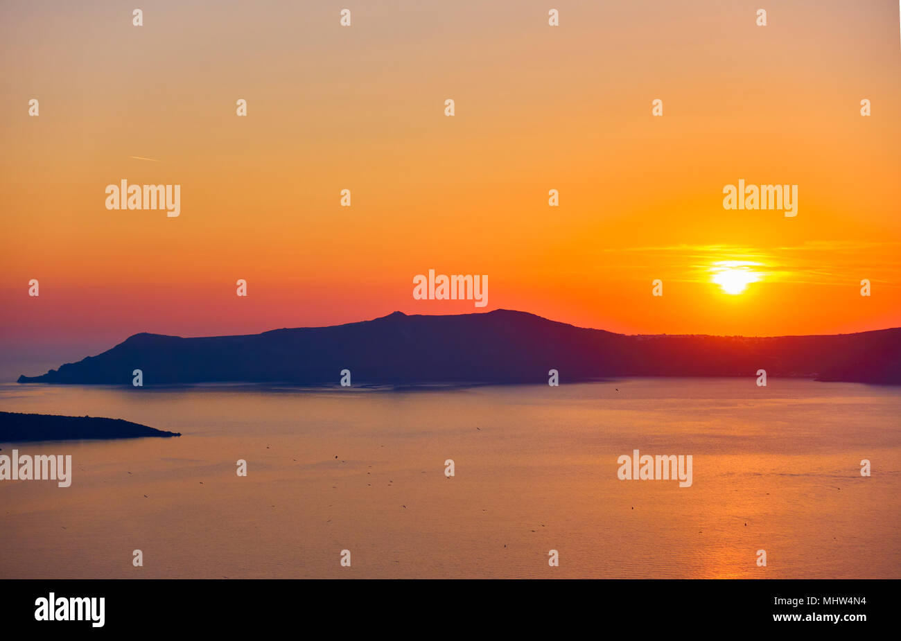 La mer Égée au coucher du soleil de Santorin, Grèce Banque D'Images