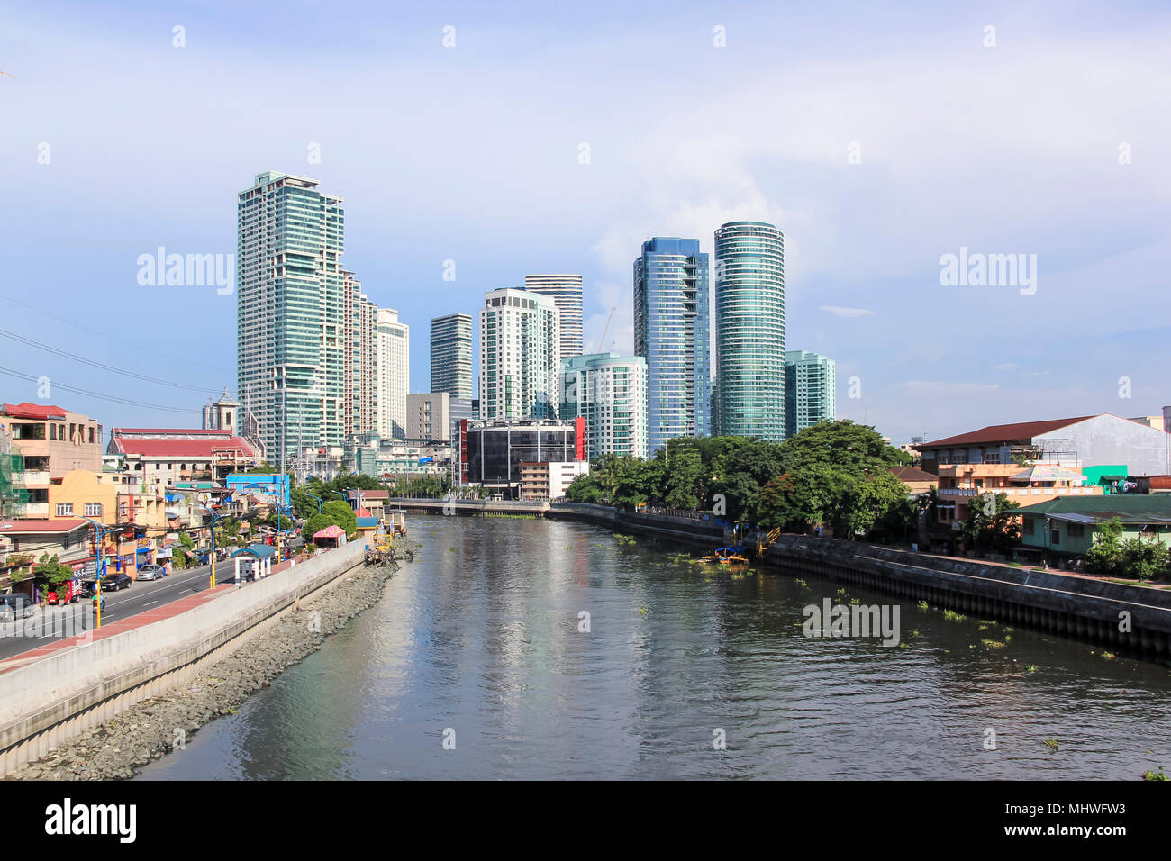 Manille - Le 12 juin : La rivière pasig à makati en passant par des tours d'immeubles en copropriété de Rockwell ème arrondissement le 12 juin 2014 à Manille. Le kilomètre 25 Pa Banque D'Images