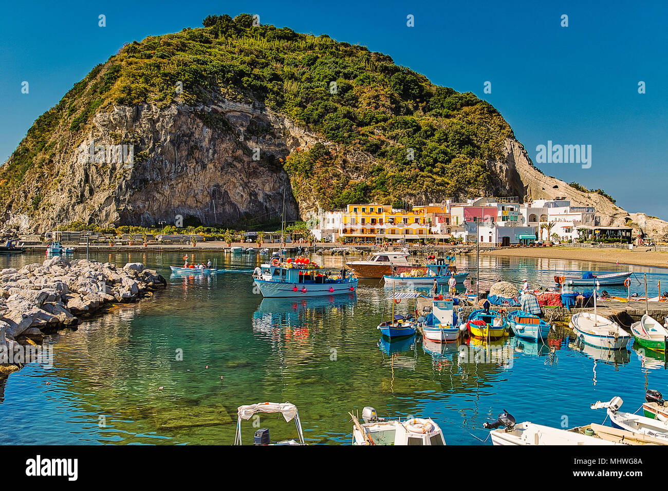 Village de pêcheurs sur la baie de l'île d'Ischia, Naples, en Italie Banque D'Images