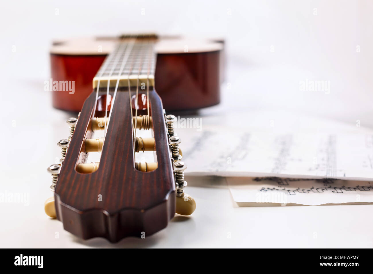 Libre coup de manche de guitare et la feuille avec des notes. Banque D'Images