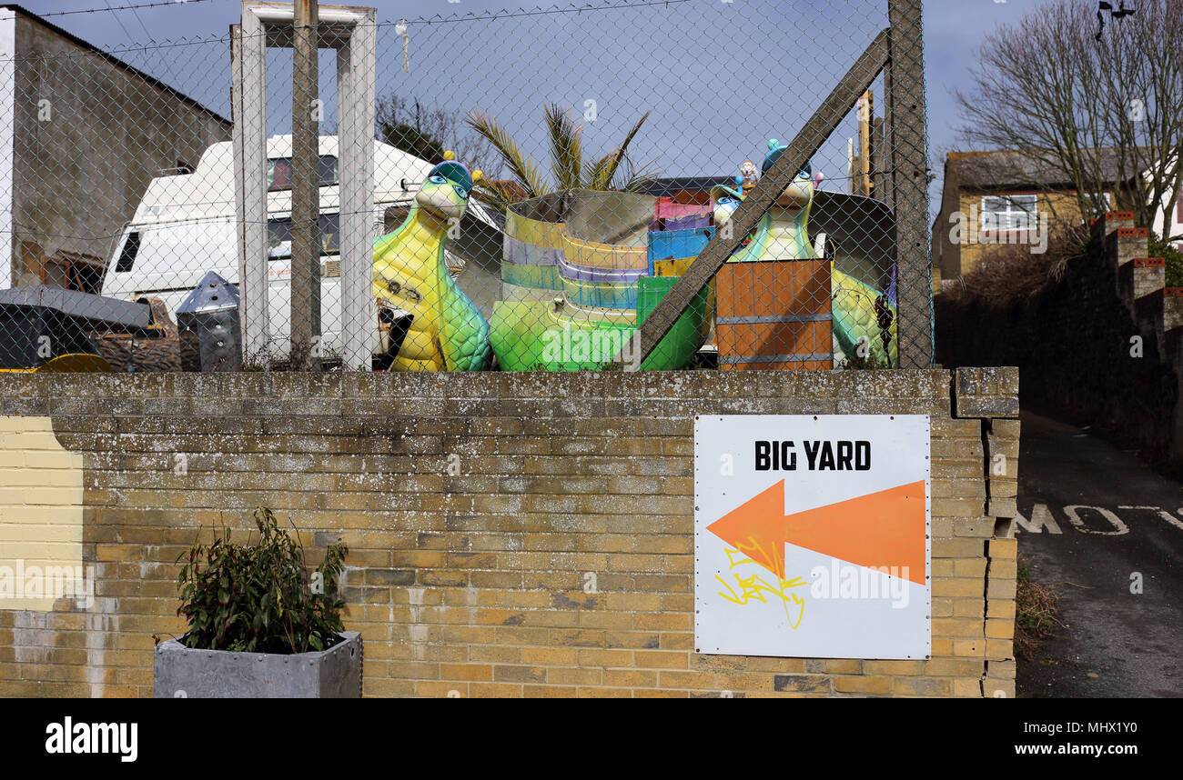 Manèges forains dans la clôture par les pairs à Fort Road Yard shopping mall, Margate, Kent, UK. Banque D'Images