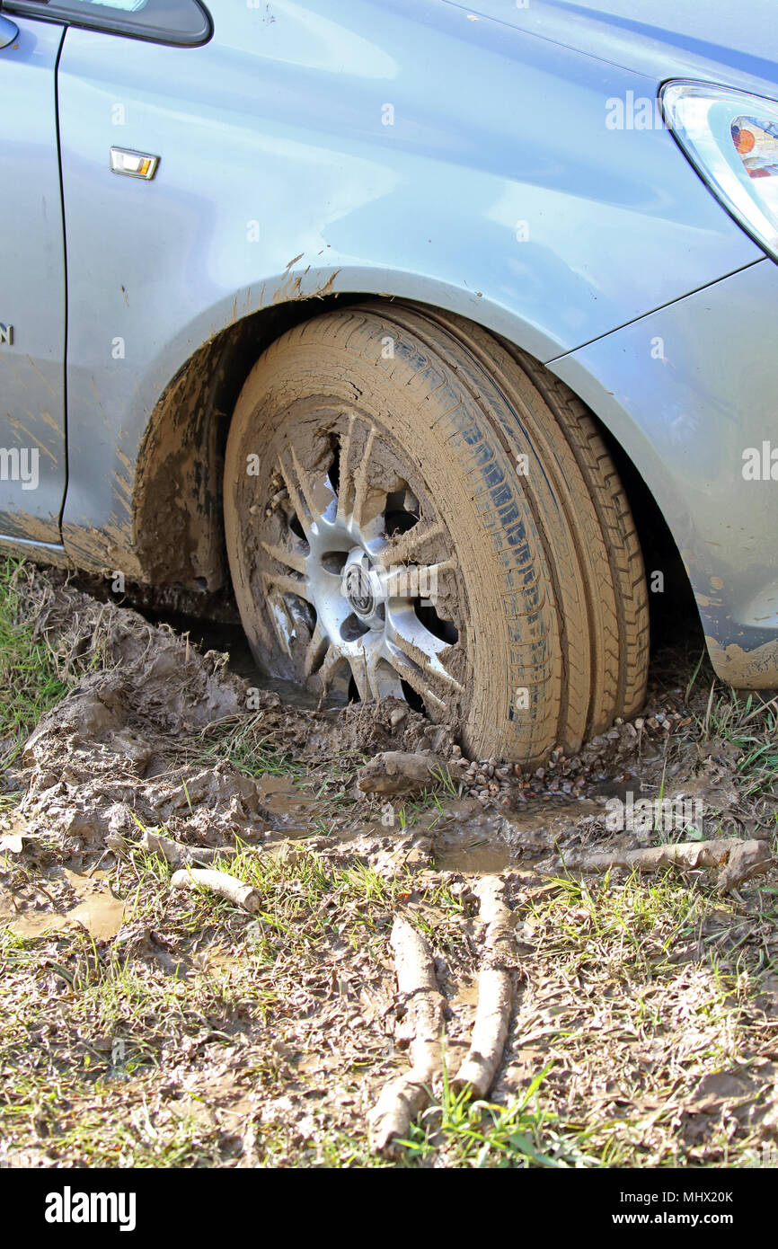 Close-up de la roue d'un Vauxhall Corsa coincé dans la boue. Banque D'Images