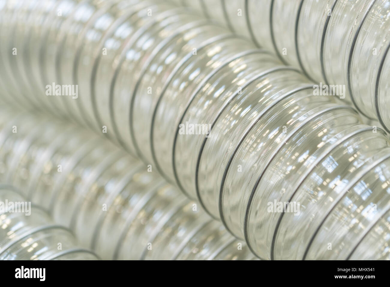 Close-up de plastique transparent les tuyaux ou tubes en carton ondulé  Photo Stock - Alamy