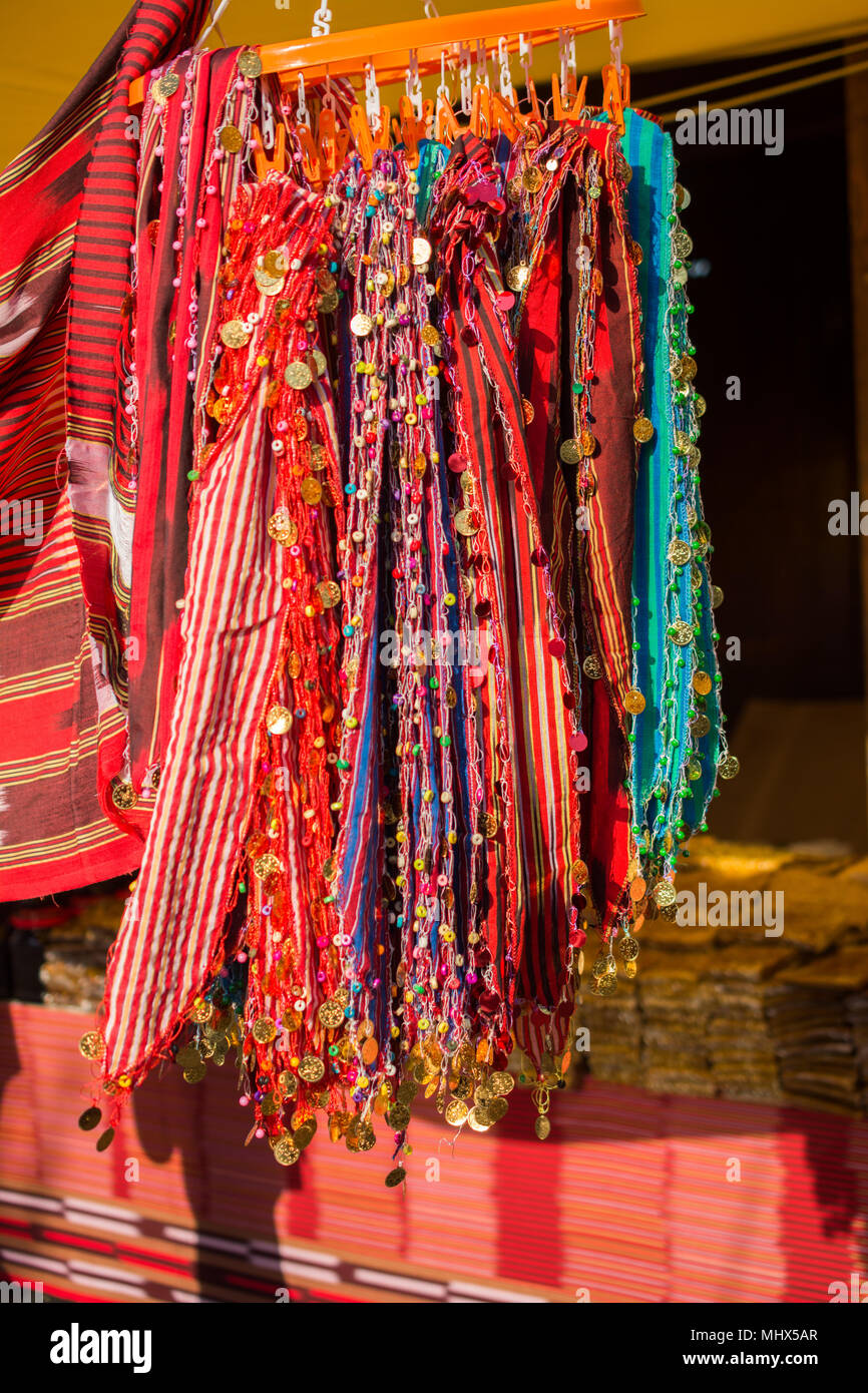 Foulard femme traditionnel turc avec des broderies Photo Stock - Alamy