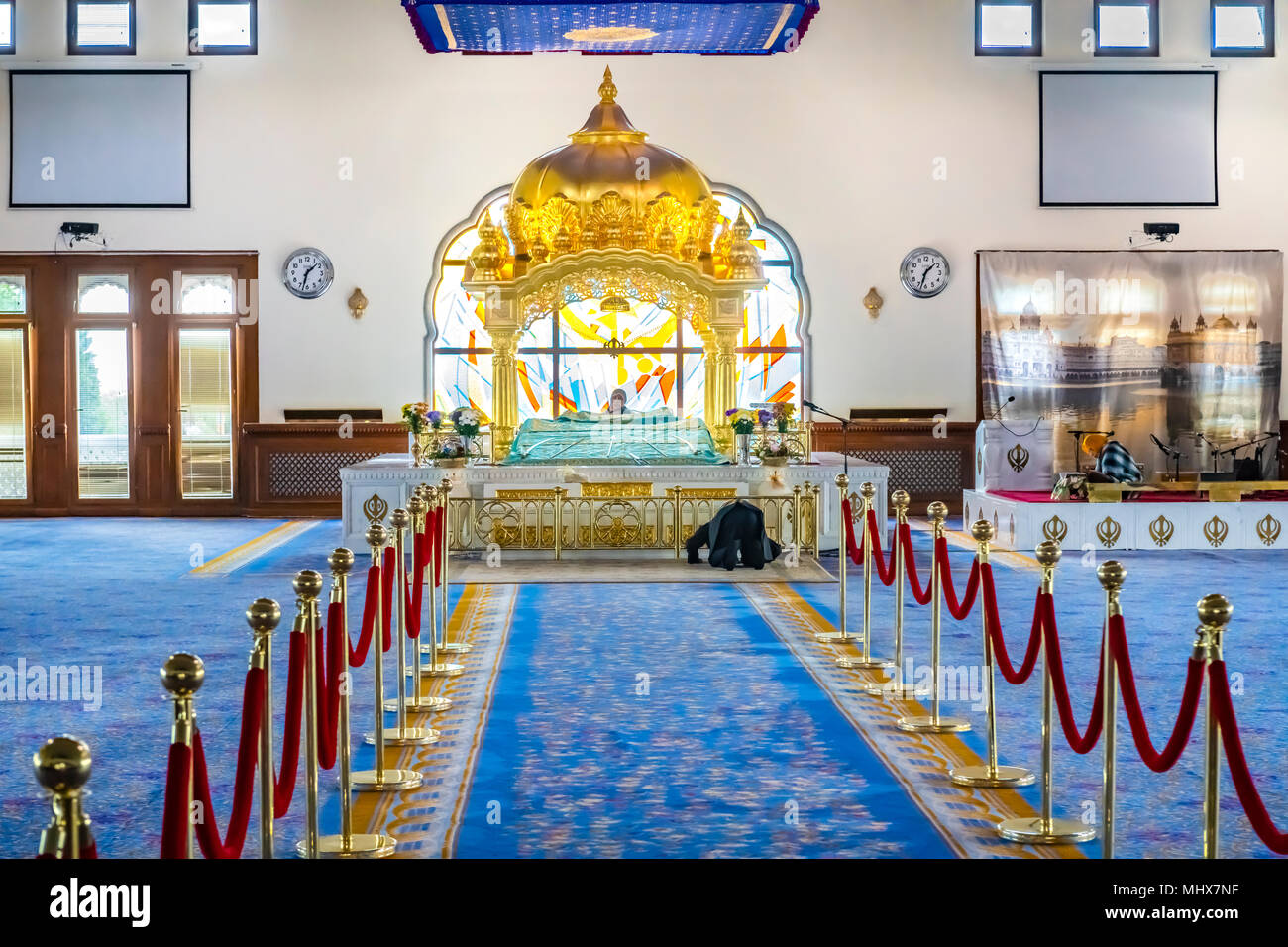 Adorateur et Manji intérieur Guru Nanak Darbar Sahib Gurdwara, le magnifique temple Sikh Gurdwara ( ) à Gravesend Kent Banque D'Images