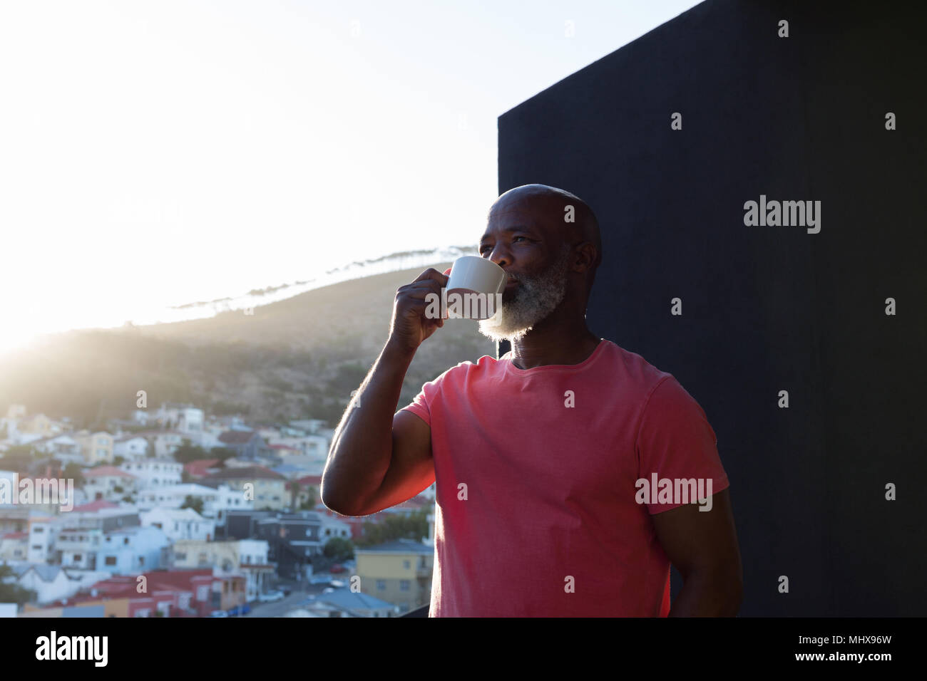 Senior man having coffee in balcon Banque D'Images