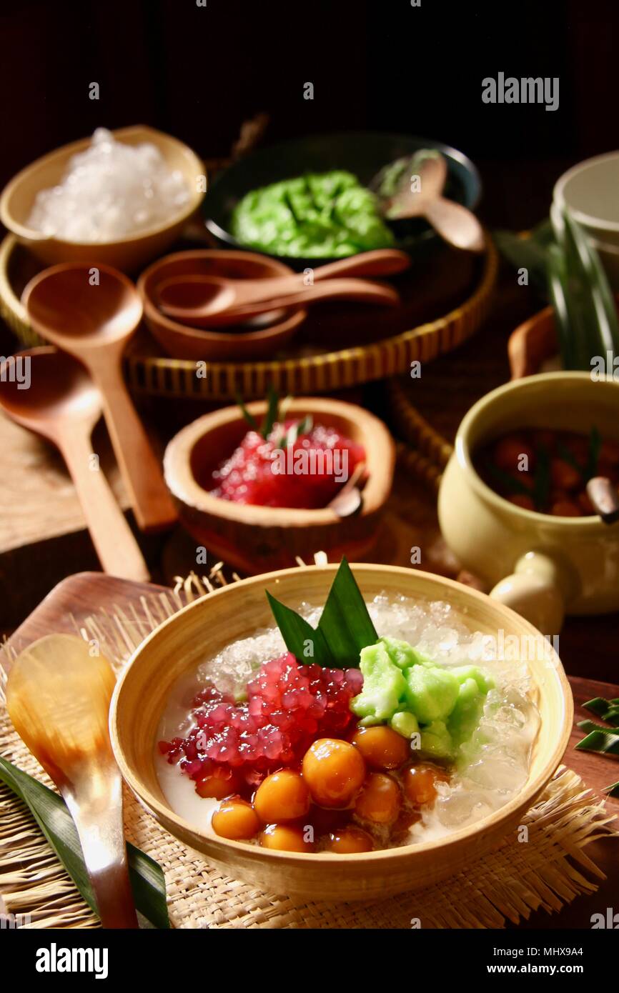 Es Sumsum ou Es Loder. Dessert glacé boisson de riz pandan custard avec le sagou perles de tapioca gluantes boules de riz au lait de coco. Banque D'Images