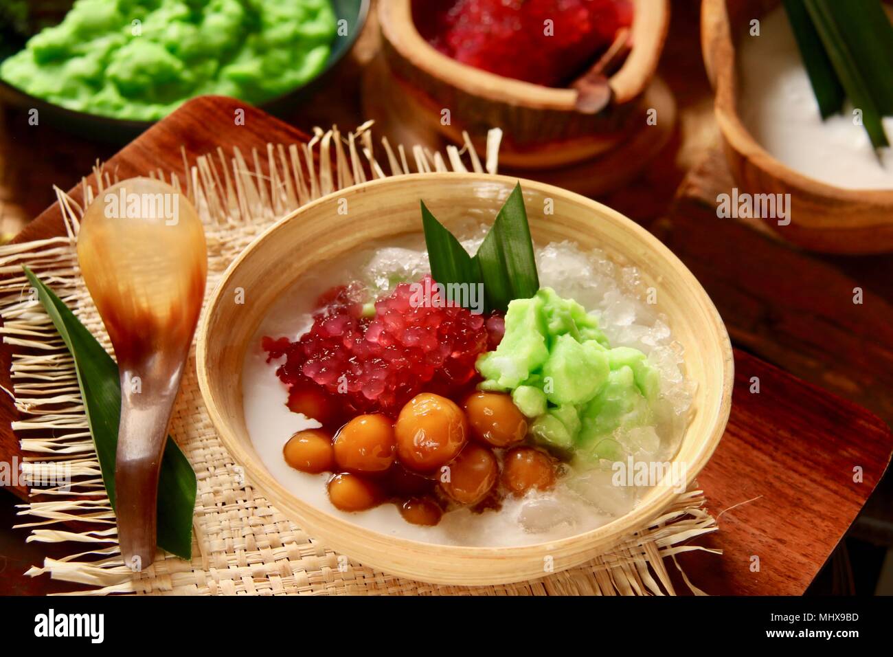 Es Sumsum ou Es Loder. Dessert glacé boisson de riz pandan custard avec le sagou perles de tapioca gluantes boules de riz au lait de coco. Banque D'Images