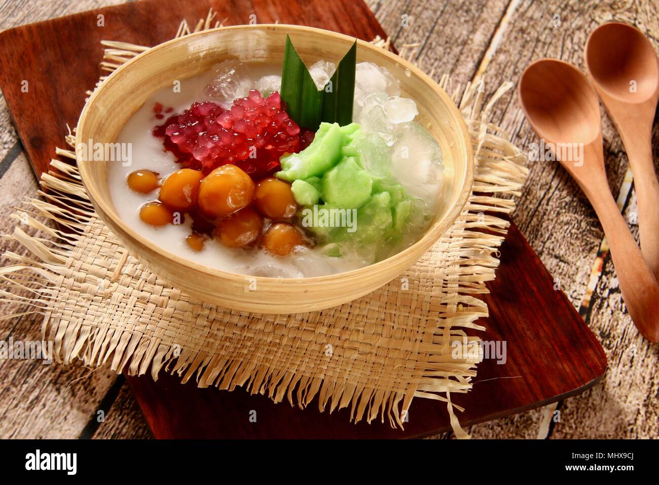 Es Sumsum ou Es Loder. Dessert glacé boisson de riz pandan custard avec le sagou perles de tapioca gluantes boules de riz au lait de coco. Banque D'Images