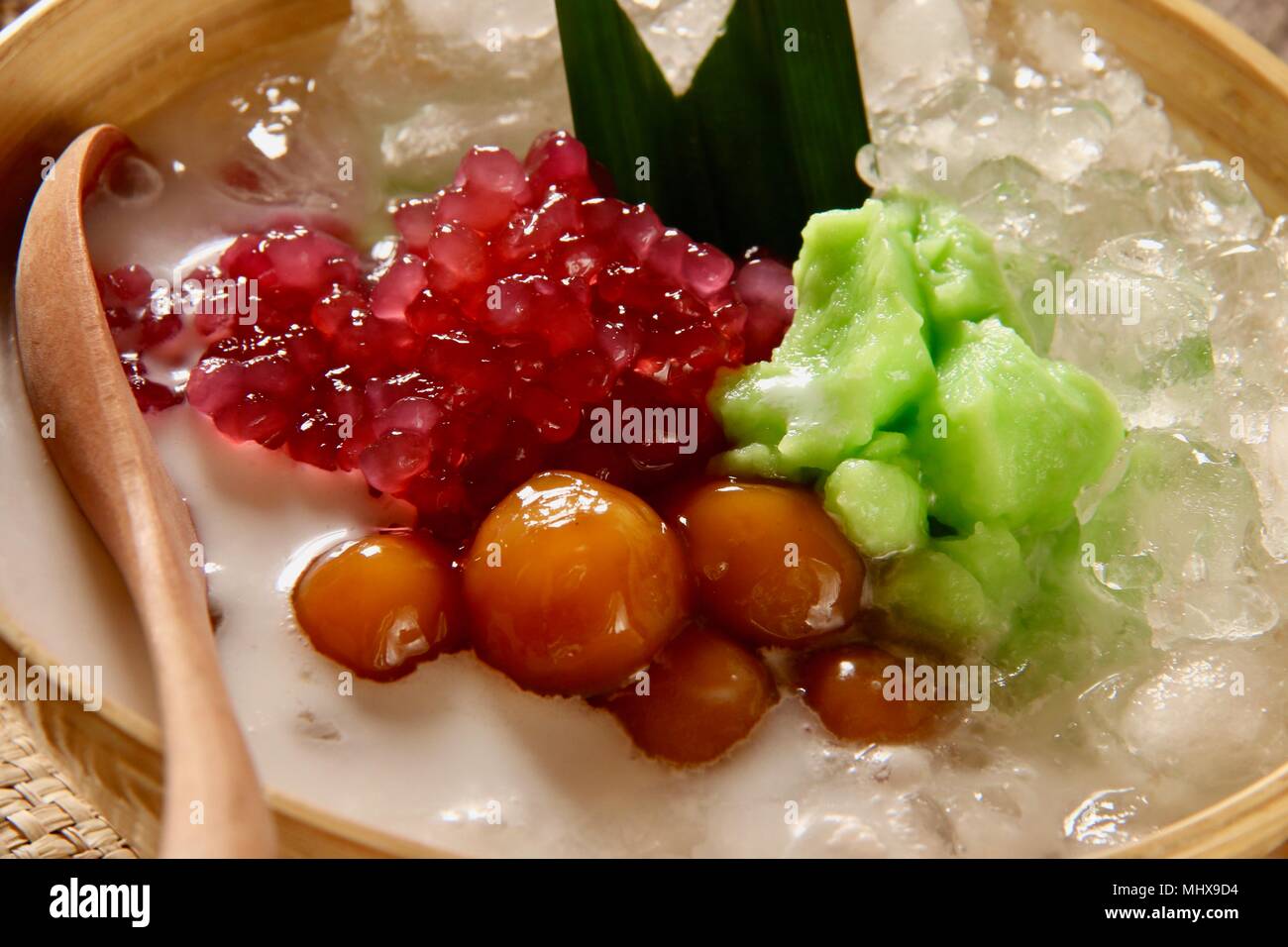 Es Sumsum ou Es Loder. Dessert glacé boisson de riz pandan custard avec le sagou perles de tapioca gluantes boules de riz au lait de coco. Banque D'Images