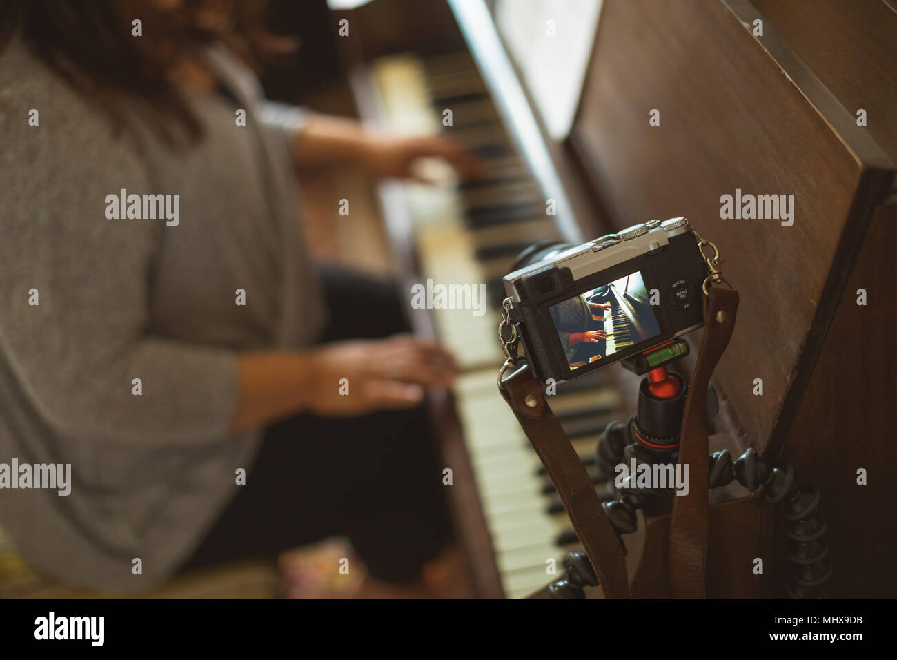 Belle femme jouant du piano vlogger Banque D'Images