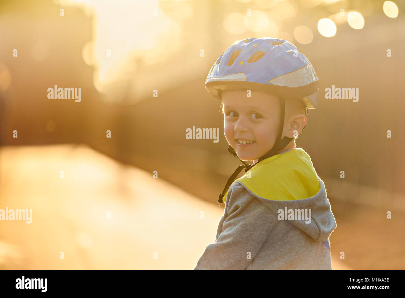 Aussie Smiling boy wearing helmet et équitation son vélo par jour à Glenelg, Australie du Sud Banque D'Images