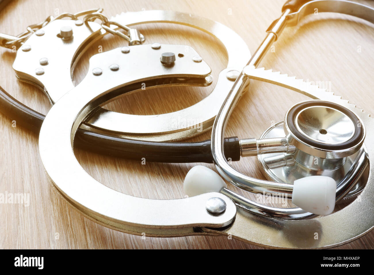 Menottes et stéthoscope. Concept de négligence médicale. Banque D'Images