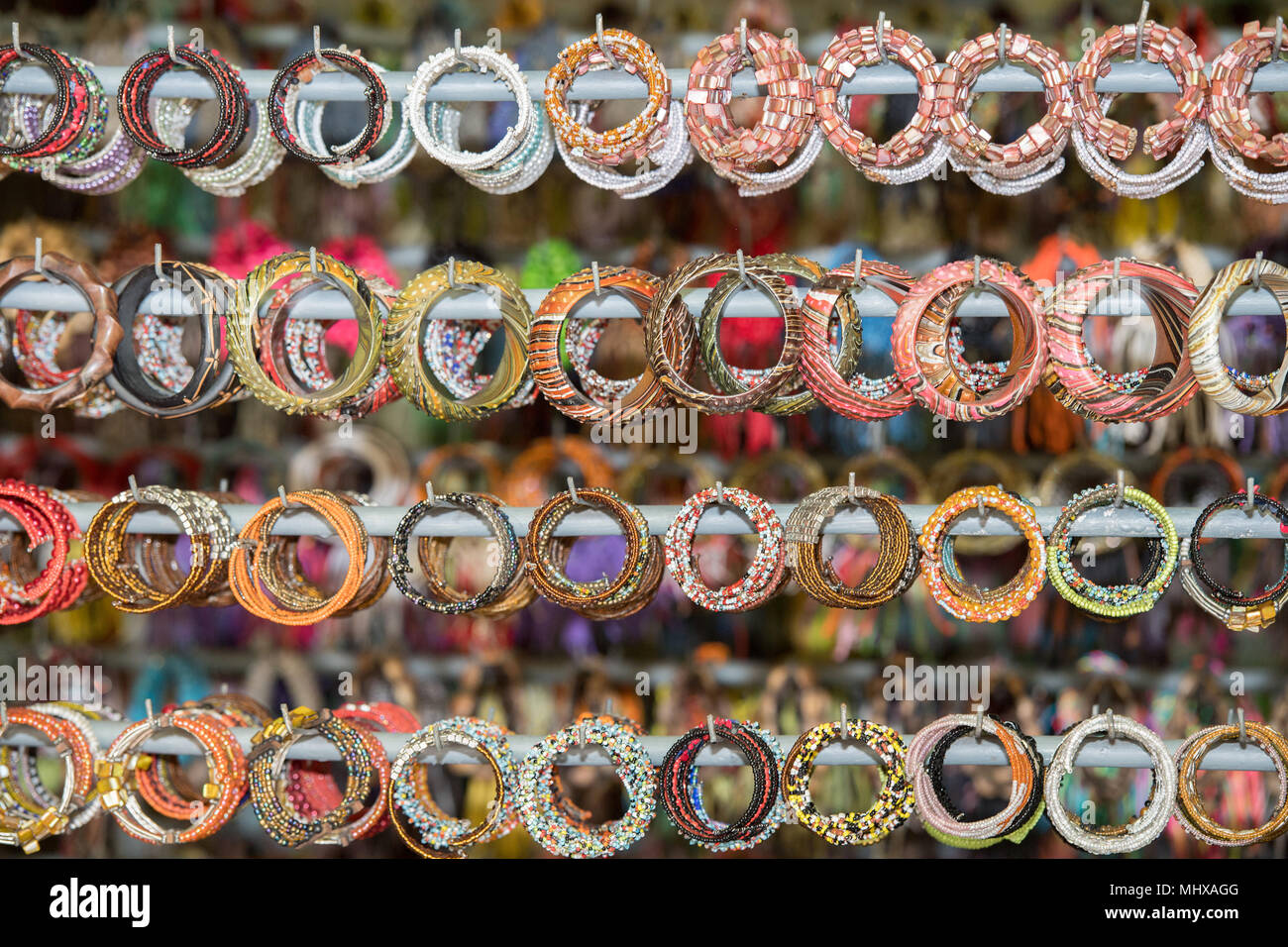 Bracelets en Indonésie sur le marché stand à vendre Photo Stock - Alamy