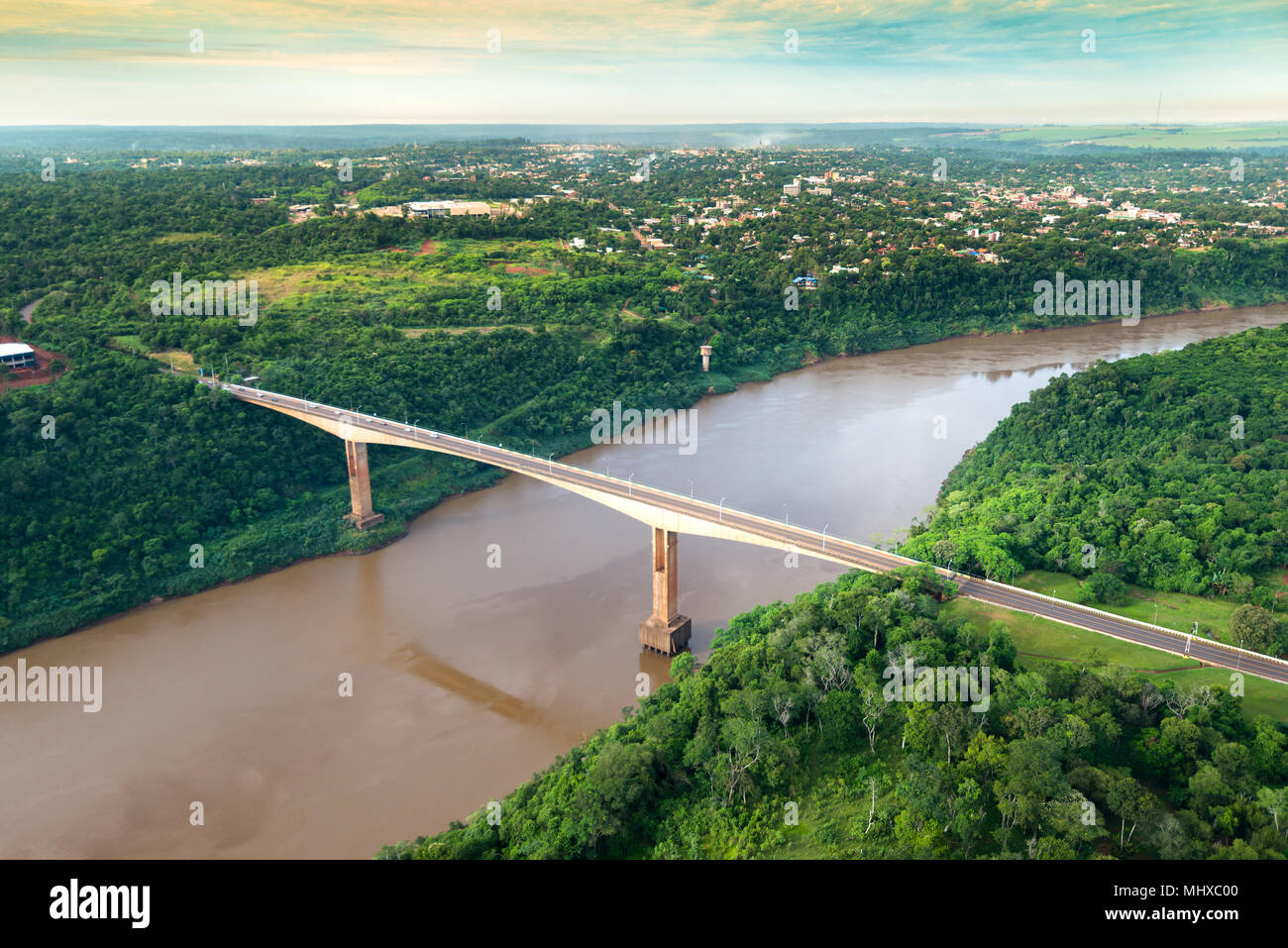 Vue aérienne du pont Tancredo Neves, mieux connu sous le nom de fraternité pont reliant le Brésil et l'Argentine à travers la frontière au cours de la rivière Iguaçu, Banque D'Images