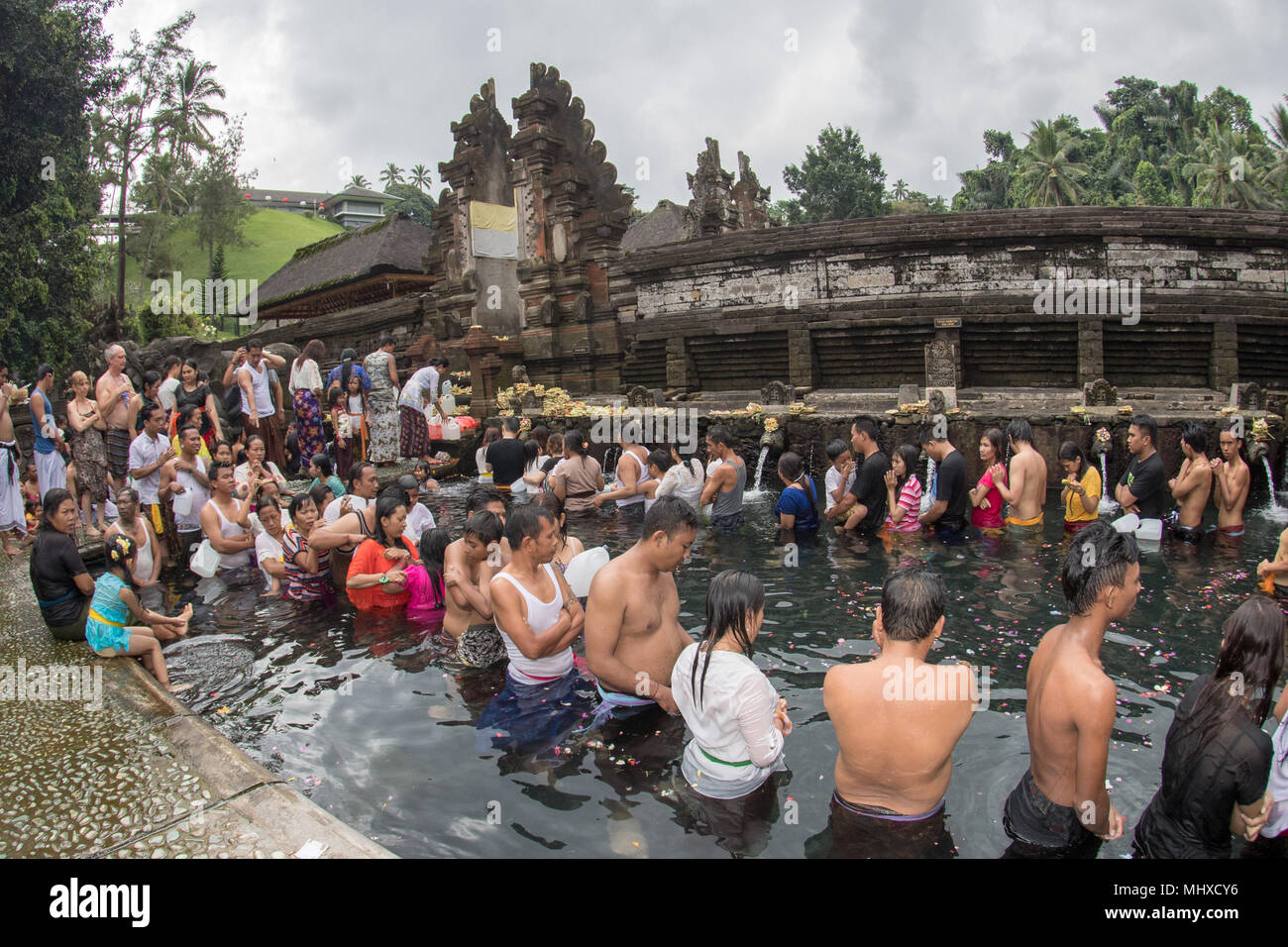 PURA TIRTA EMPUL, BALI, INDONÉSIE - août 17, 2016 - Ce temple est une  structure de baignade, célèbre pour son eau de source sainte, où, pour la  pleine lune thousa Photo Stock - Alamy
