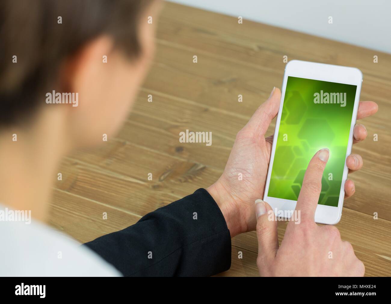 Appuyant sur téléphone avec gradient vert Banque D'Images