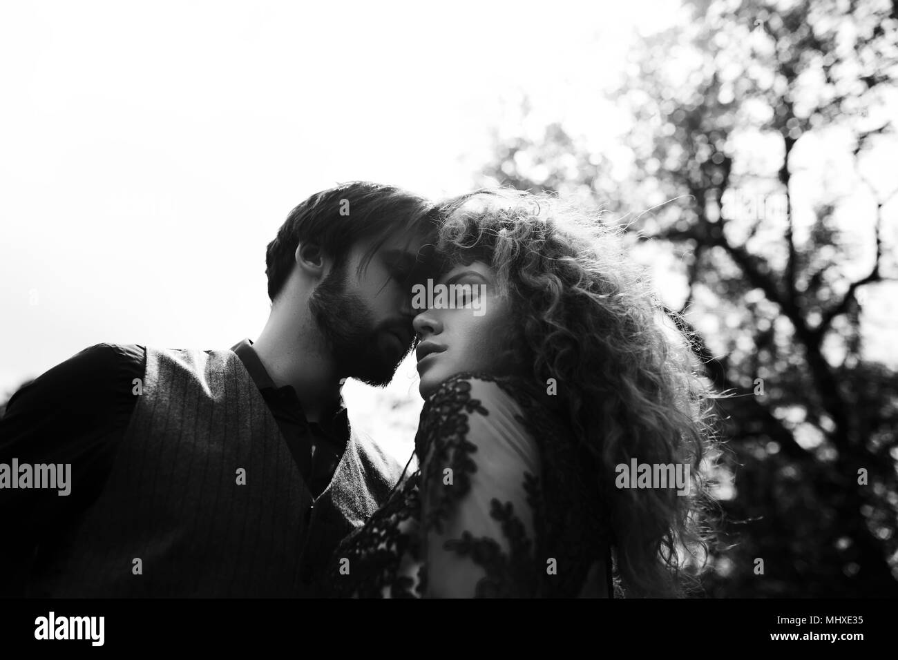 Joli couple heureux.photo noir et blanc romantique.câlins ensemble et sourire Banque D'Images