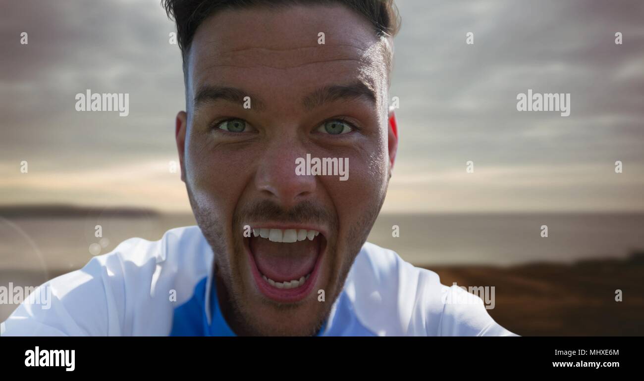 L'homme excité grand la bouche d'ouverture au paysage. Banque D'Images