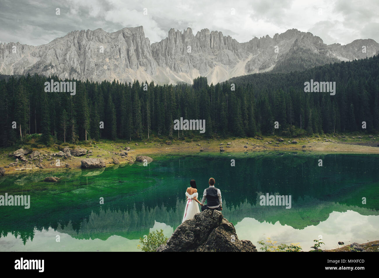 Mariée et le marié élégant belle balade dans les alpages d'été en Italie, Trentin-Haut-Adige Banque D'Images