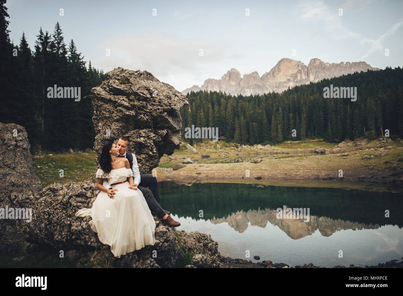 Jeune couple dans l'amour en voyage, de belles vues sur les Dolomites italiennes et lac de montagne. Bienvenue à l'italie Banque D'Images