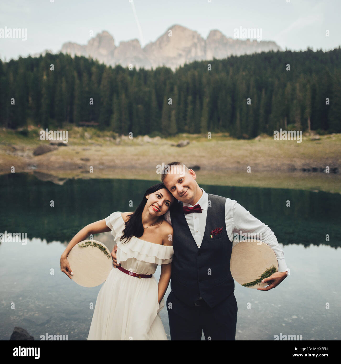 Jeune couple dans l'amour en voyage, de belles vues sur les Dolomites italiennes et lac de montagne. Bienvenue à l'italie Banque D'Images