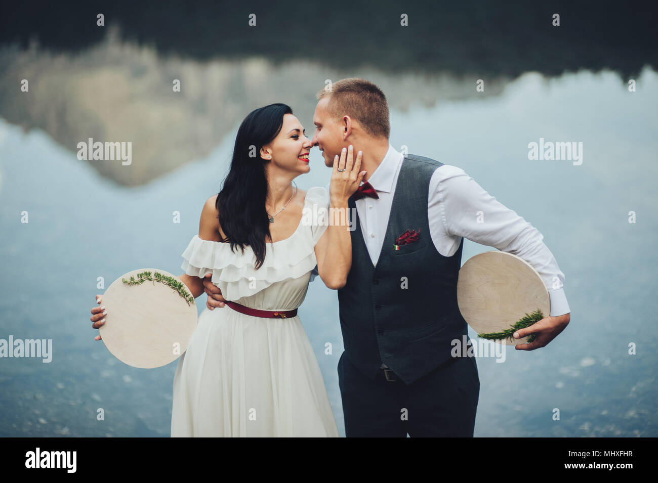 Jeune couple dans l'amour en voyage, de belles vues sur les Dolomites italiennes et lac de montagne. Bienvenue à l'italie Banque D'Images