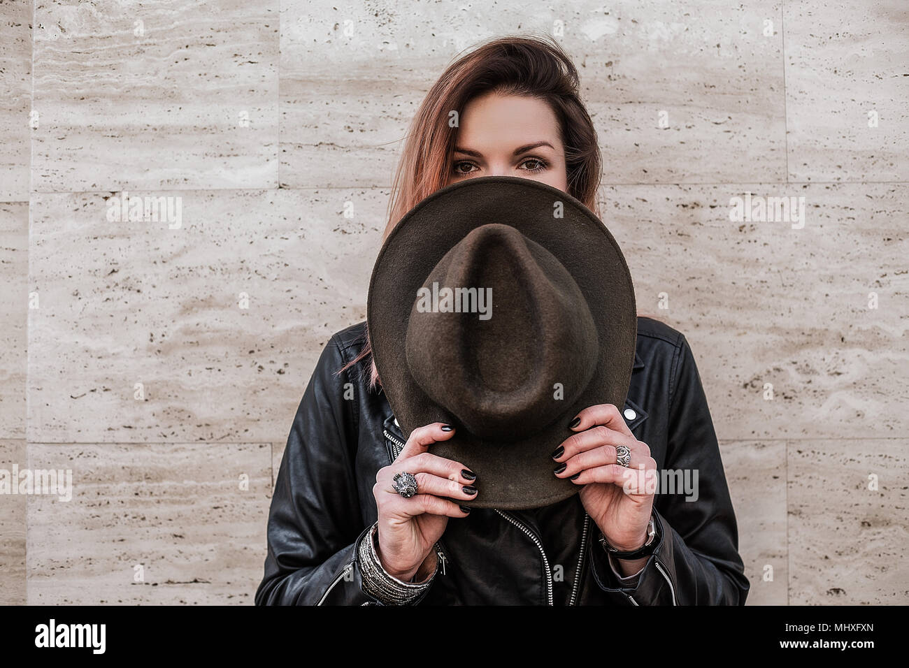 Portrait de femme se cachant derrière hat Banque D'Images