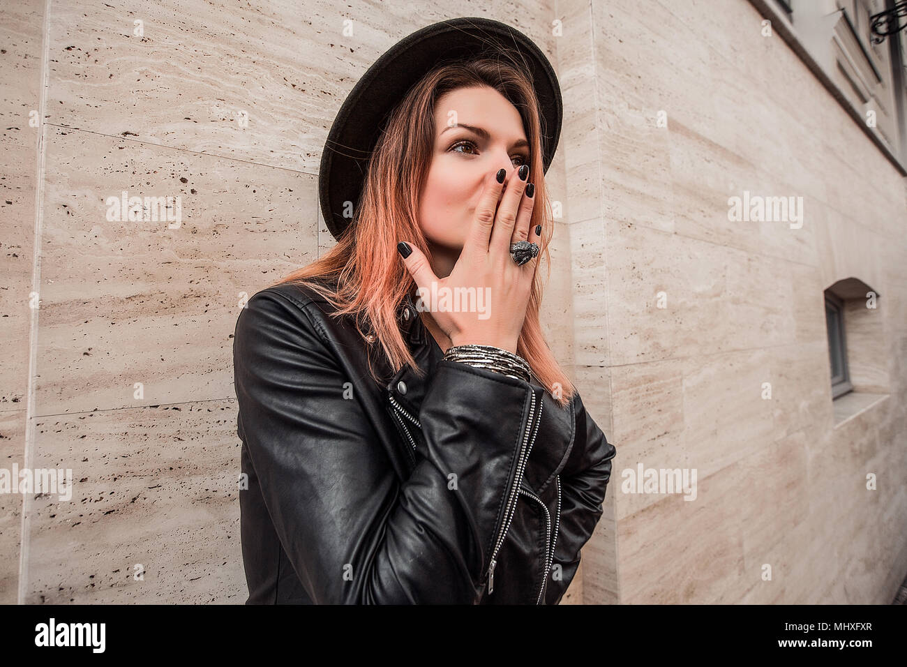 Portrait de femme avec main sur la bouche Banque D'Images