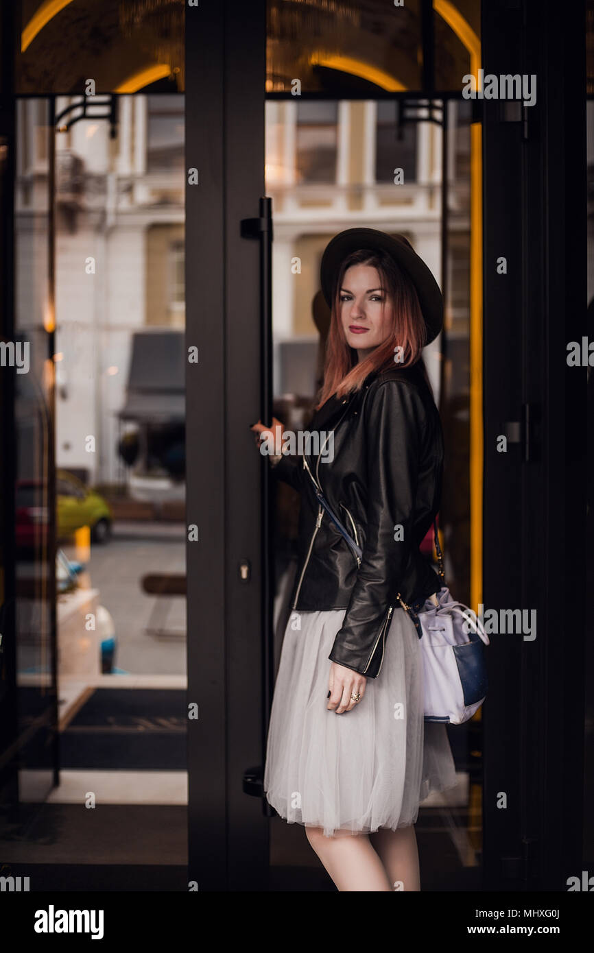 Portrait de femme par la porte de verre looking at camera Banque D'Images