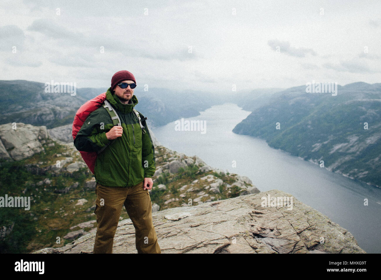 Photographe Nature'l'article en haut de la montagne. Belle Nature Norvège Preikestolen ou Prekestolen. Banque D'Images