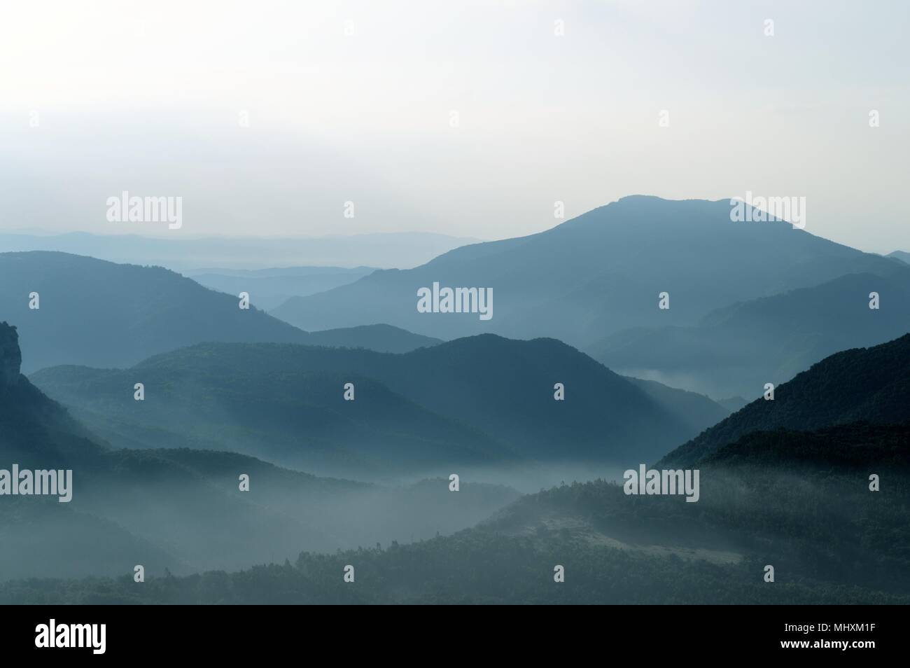 Matin brumeux montagnes dans les Pyrénées espagnoles Banque D'Images