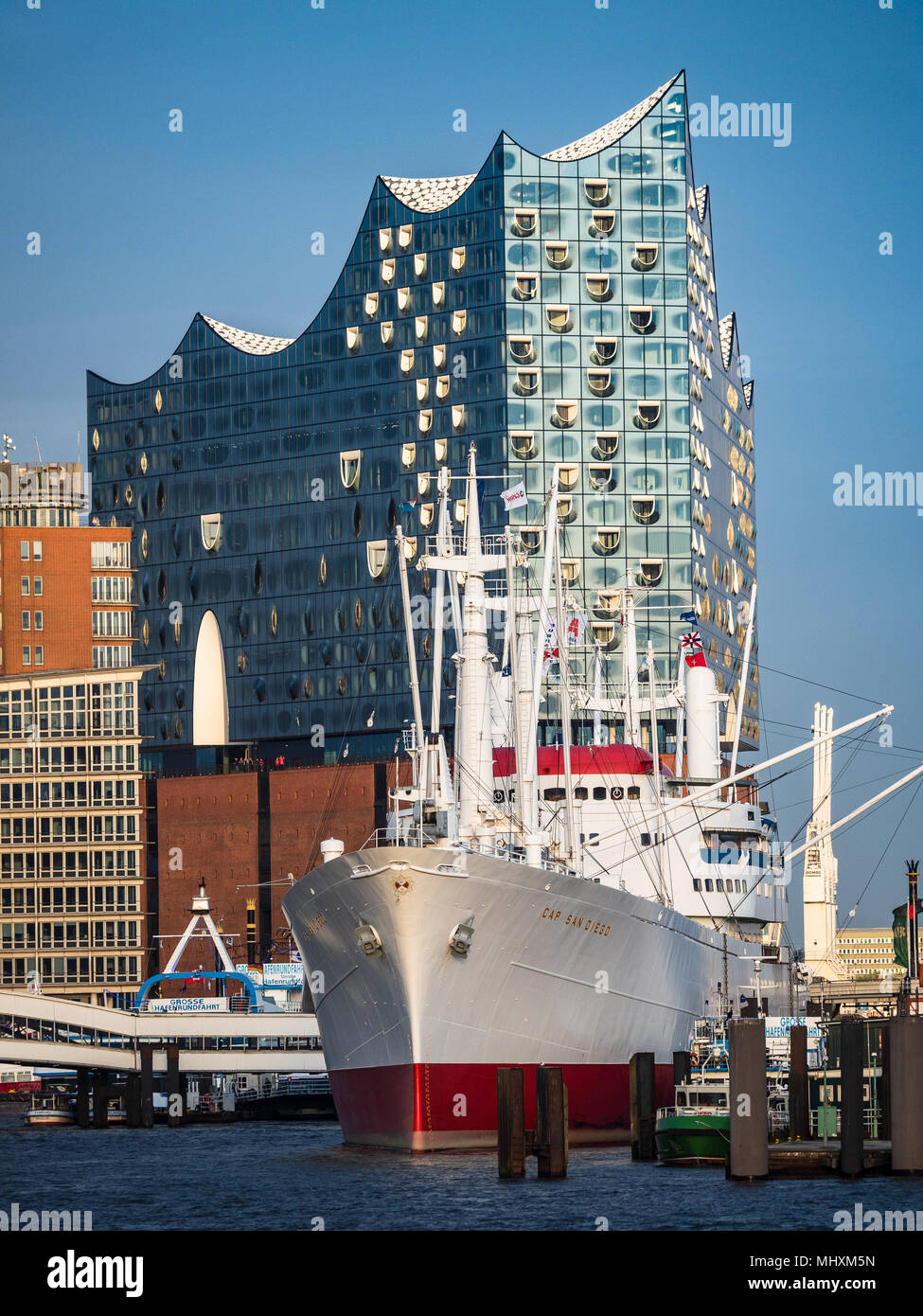 Elbphilharmonie Hamburg - Elbe Philharmonic Hall - Elbi - Salle de Concert de Hambourg - architectes Herzog & de Meuron - ouvert 2017 de la construction début 2007 Banque D'Images