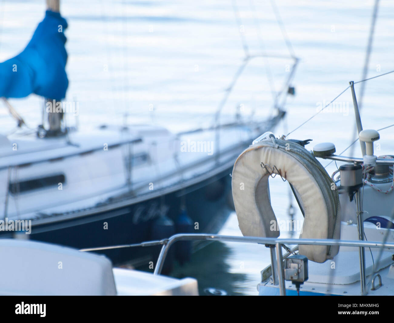 Flotteur de sécurité blanc attaché au bateau Banque D'Images