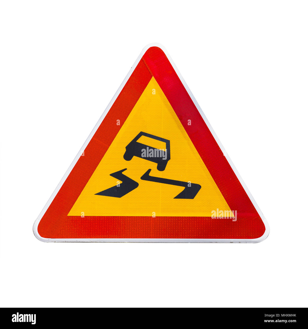 Route glissante, le triangle de signalisation isolé sur fond blanc Banque D'Images