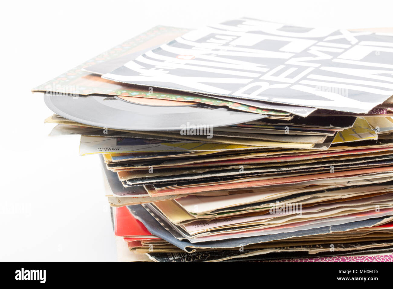 Une pile de sept pouces 45tours des célibataires pour la plupart avec des chansons des années 1980 qui ont été stockés dans un loft d'une collection de disques. Dorset England UK Banque D'Images