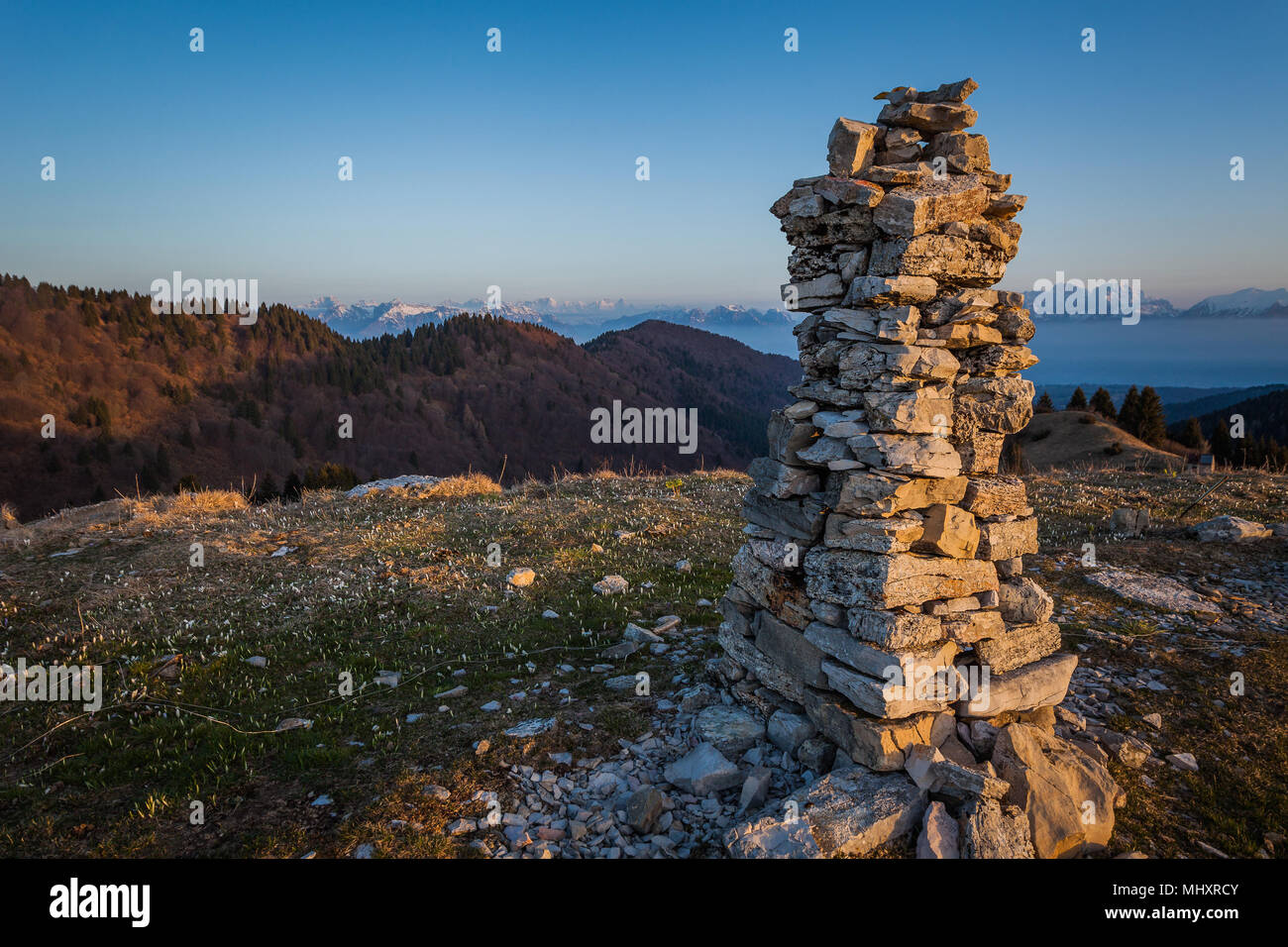 Cumul des pierres sur le sommet d'une montagne, avec la dolomite peaks du Parc National des Dolomites de Belluno dans l'arrière-plan, Pian de le Femene, Ve Banque D'Images