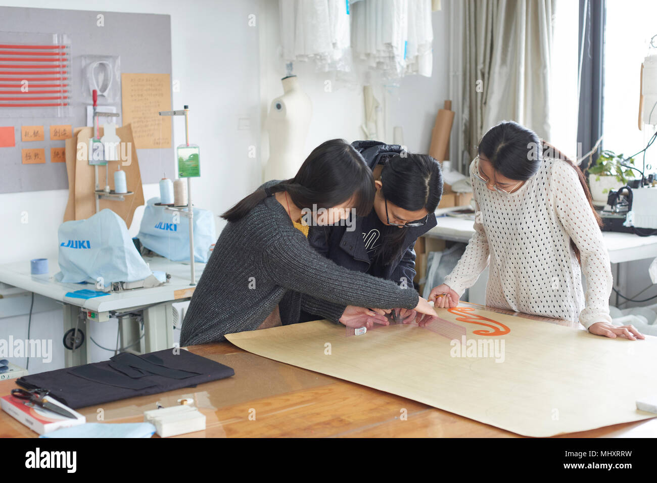Stagiaire à l'étude dans le studio de design de mode Banque D'Images