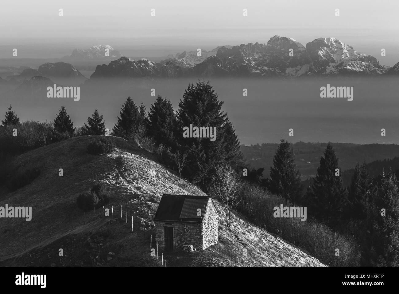 Lever du soleil noir et blanc sur une hutte solitaire avec en arrière-plan la dolomite peaks , pian de le Femene, Veneto, Italie Banque D'Images