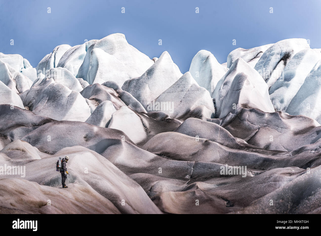 Explorer l'homme Qualerallit glacier, Narsaq, Kitaa, Groenland Banque D'Images