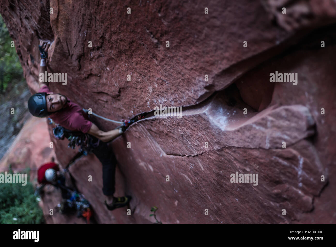 Rock climber climbing rock grès, vue aérienne, le chaulage, Province du Yunnan, Chine Banque D'Images