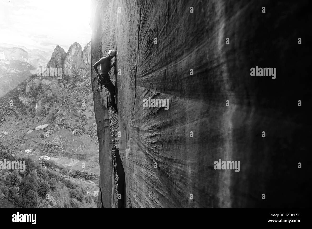 Rock climber climbing rock de grès, le chaulage, Province du Yunnan, Chine Banque D'Images
