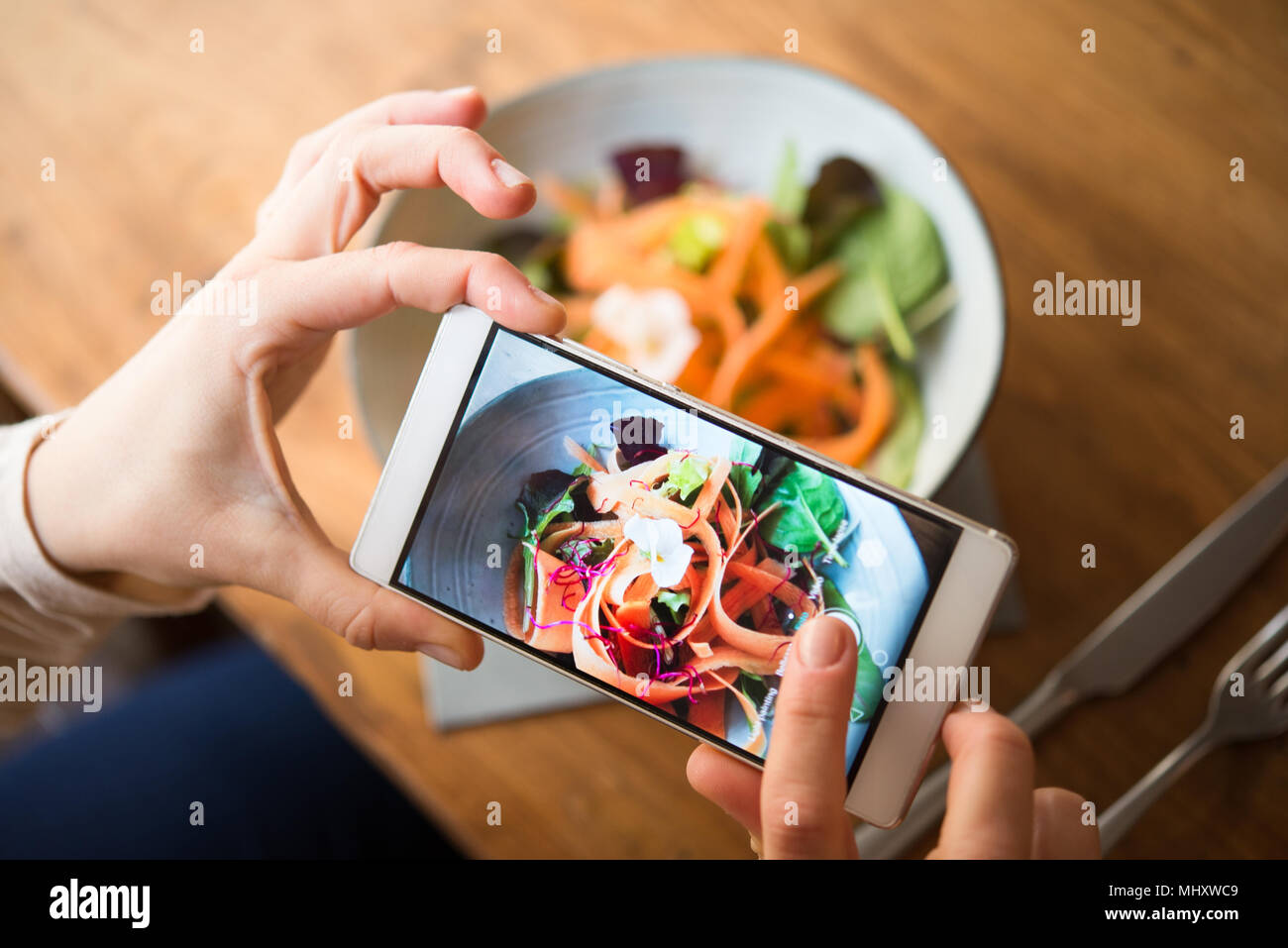 Woman taking photo de repas vegan Banque D'Images