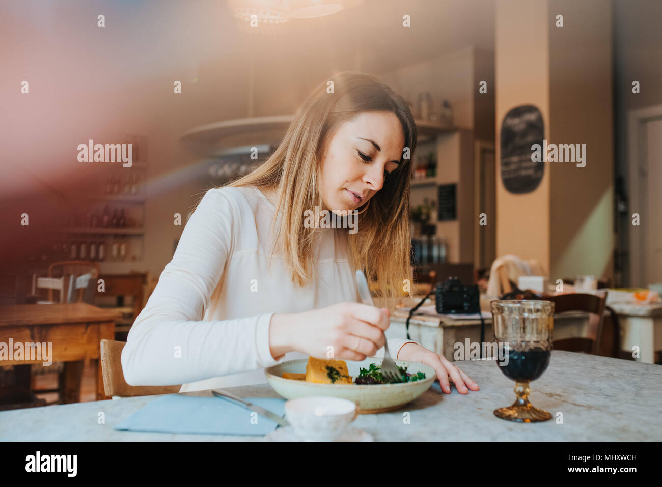 Femme ayant repas vegan en restaurant Banque D'Images