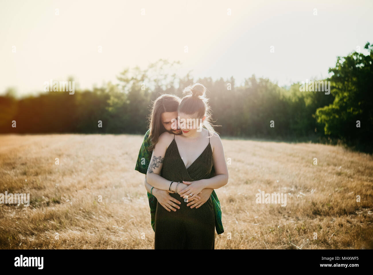 Couple on golden grass field, Arezzo, Toscane, Italie Banque D'Images