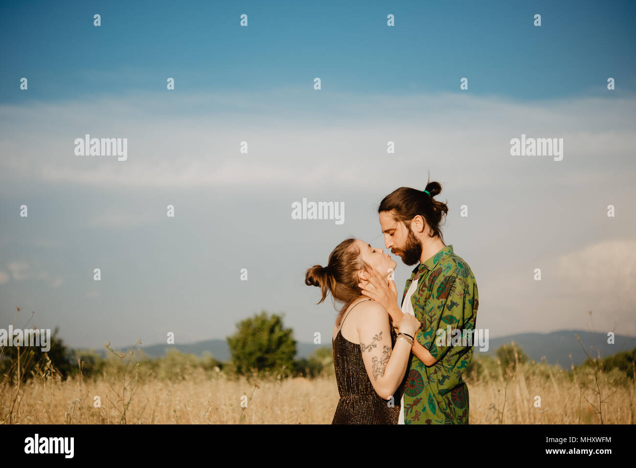 Couple on golden grass field, Arezzo, Toscane, Italie Banque D'Images