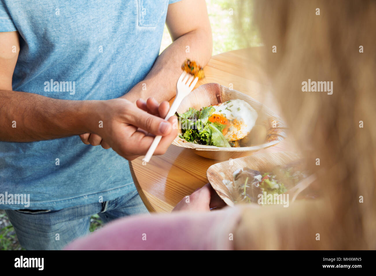 Camion alimentaire couple enjoying meal Banque D'Images